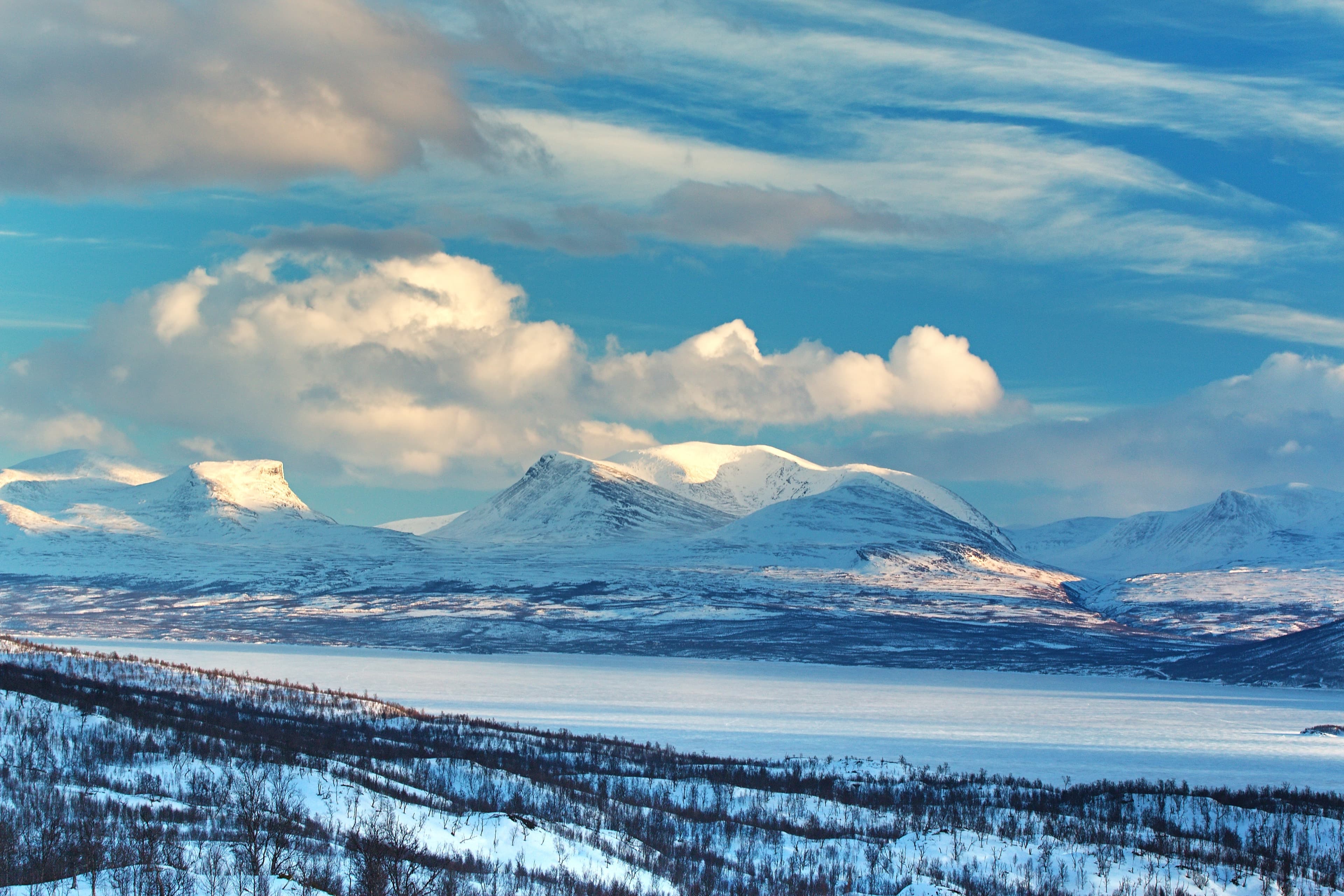 Vista del lago helado en el parque nacional de Abisko, en Suecia