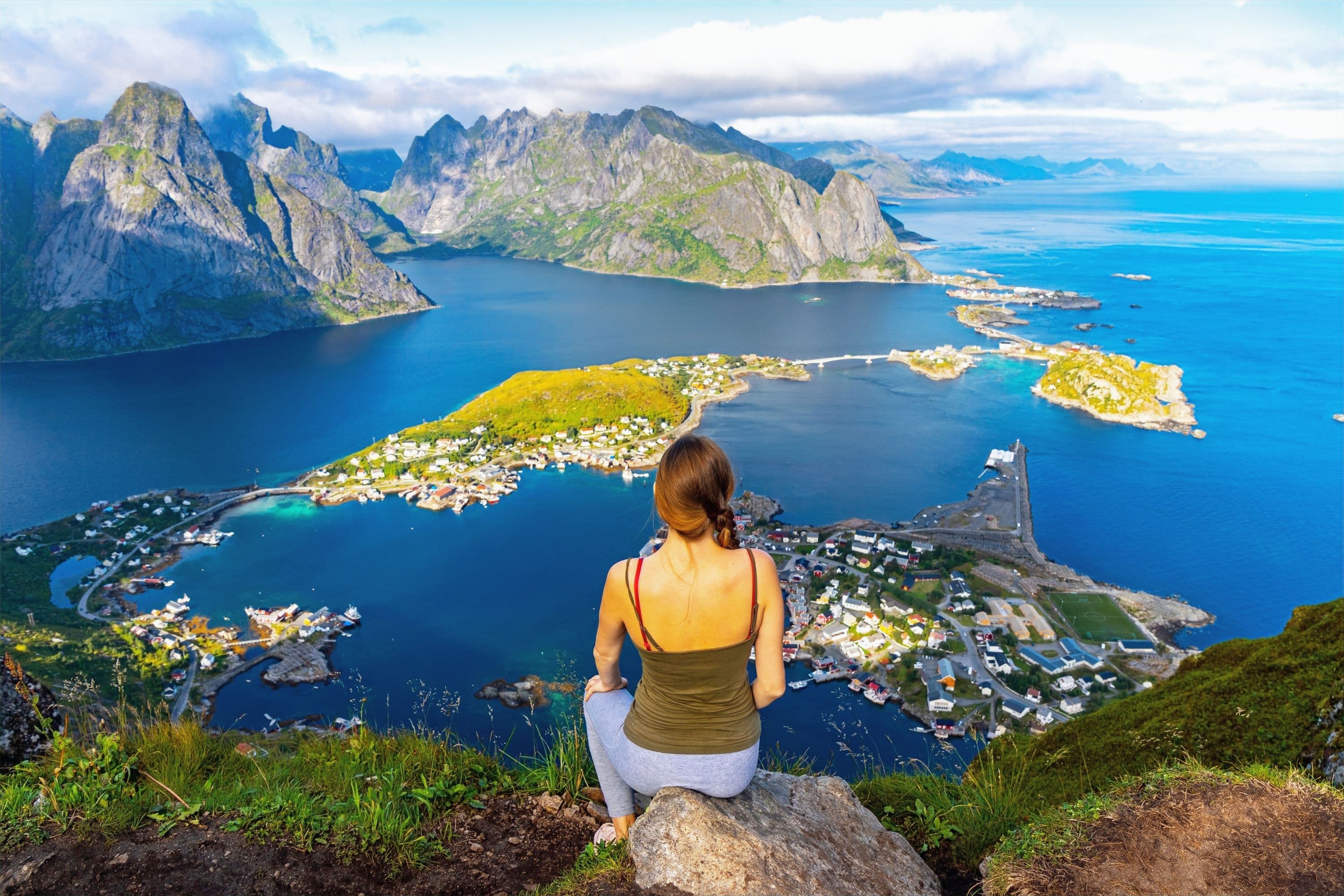 Sol de medianoche sobre las Islas Lofoten en verano