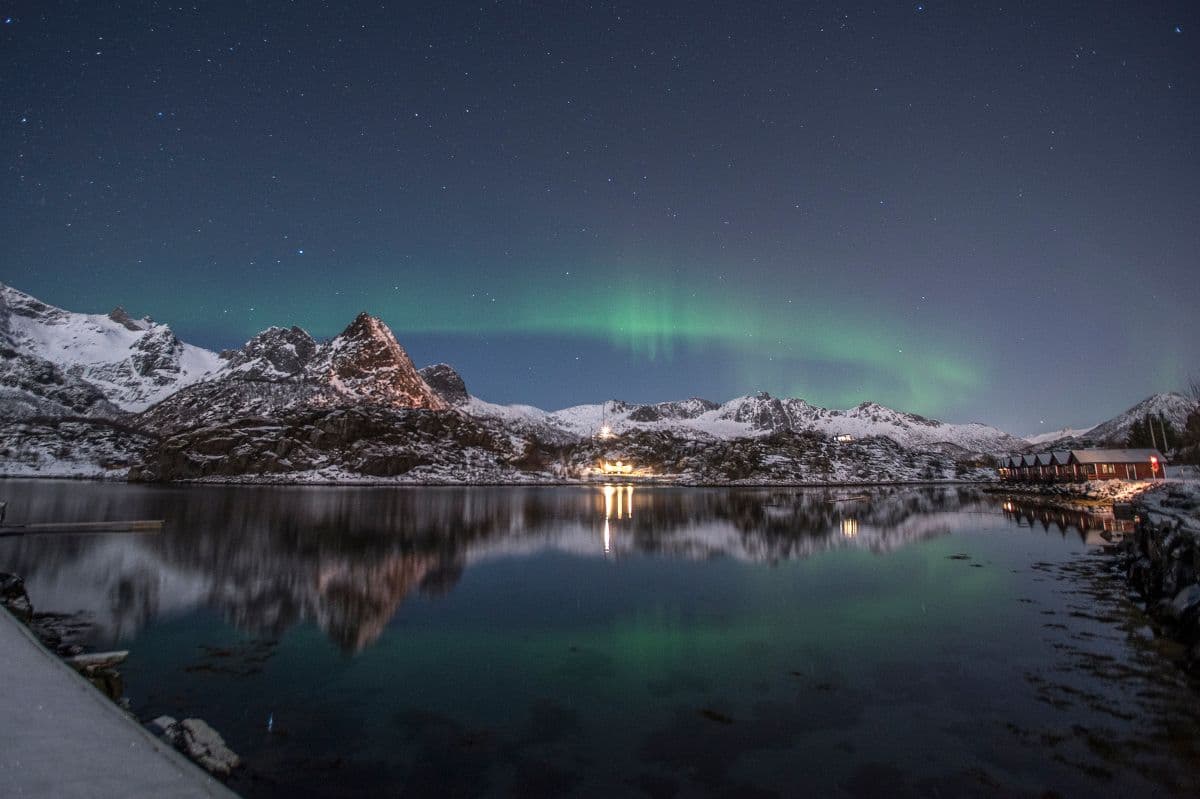 Aurora boreal intensa durante una tormenta solar