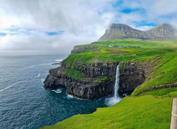 Cascada de Gásadalur en las Islas Feroe