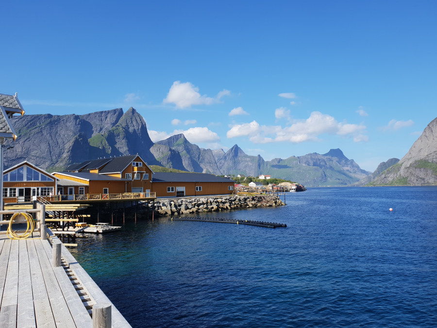 Senderismo con vistas a Sakrisøy en las Lofoten