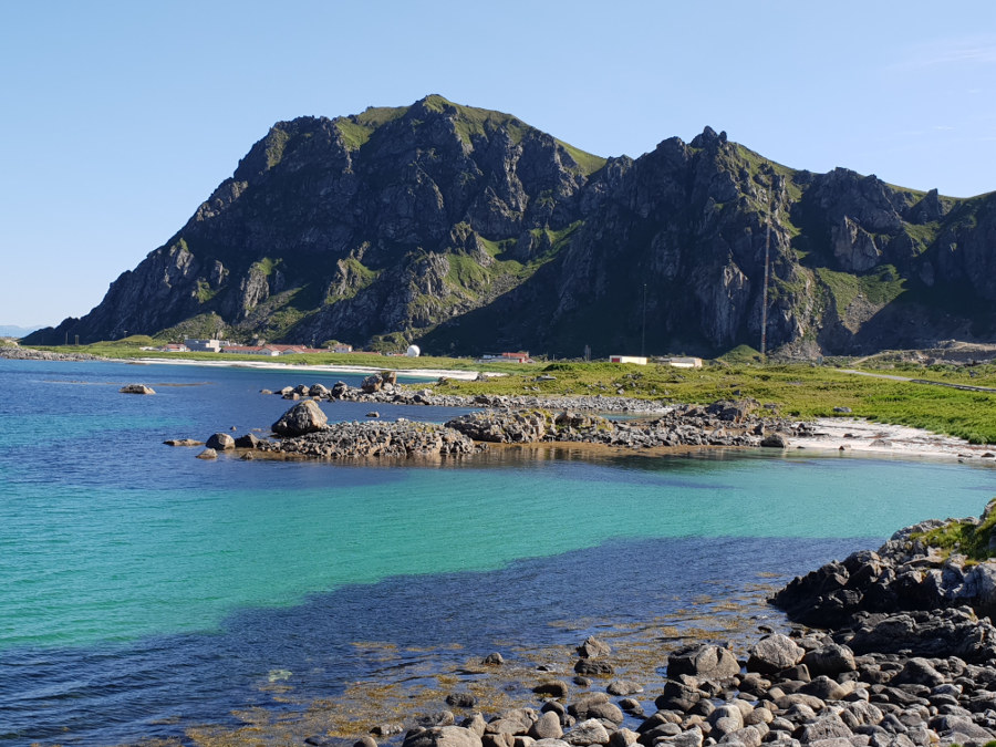 Aguas turquesa en los fiordos de las Lofoten